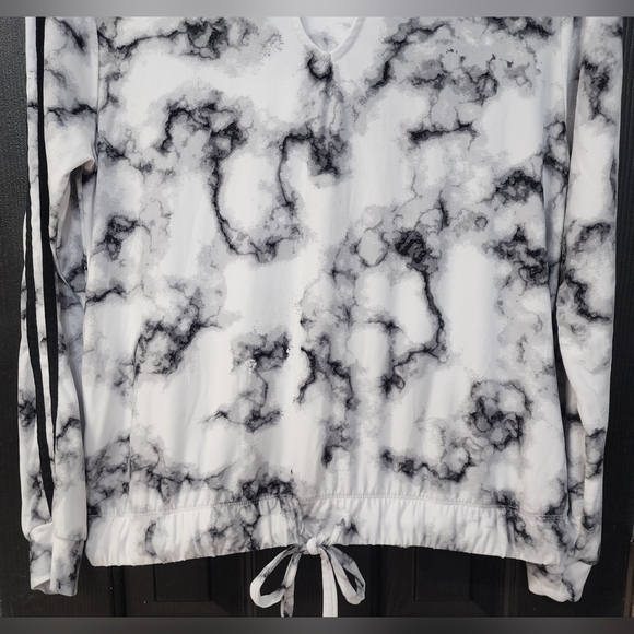 NO BOUNDRIES LIKE NEW TOP SIZE LARGE - Picture 4 of 7